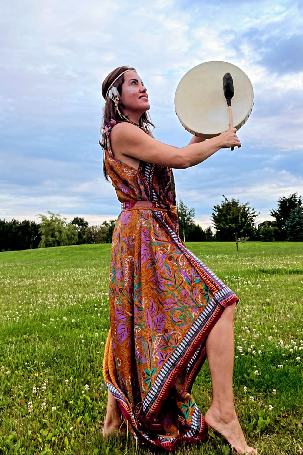 Márcia drumming before a ceremony