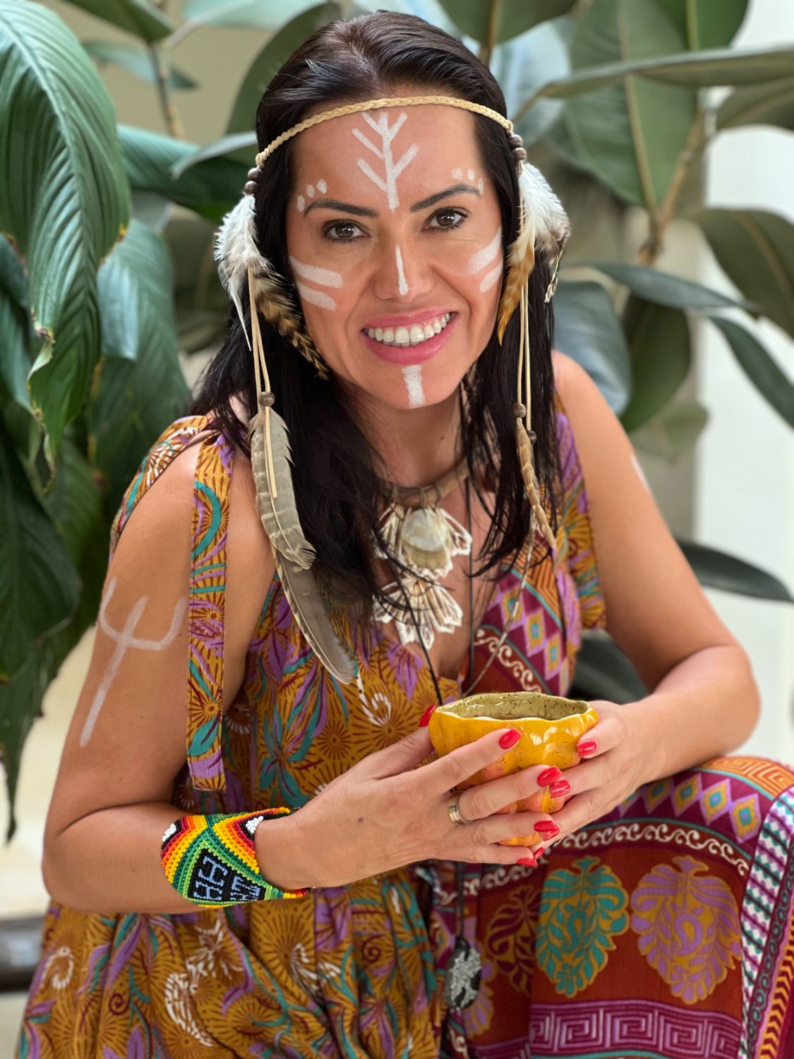 Márcia holding a bowl of cacao